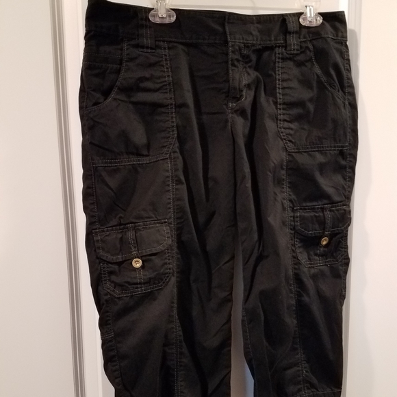black cargo capri pants